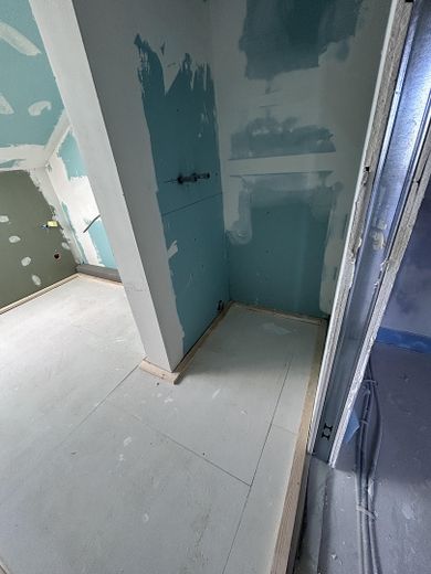 Nuova costruzione all'ultimo piano A+ con loggia, riscaldamento a pavimento, cucina attrezzata, wallbox possibile, costi di riscaldamento inclusi – Bad