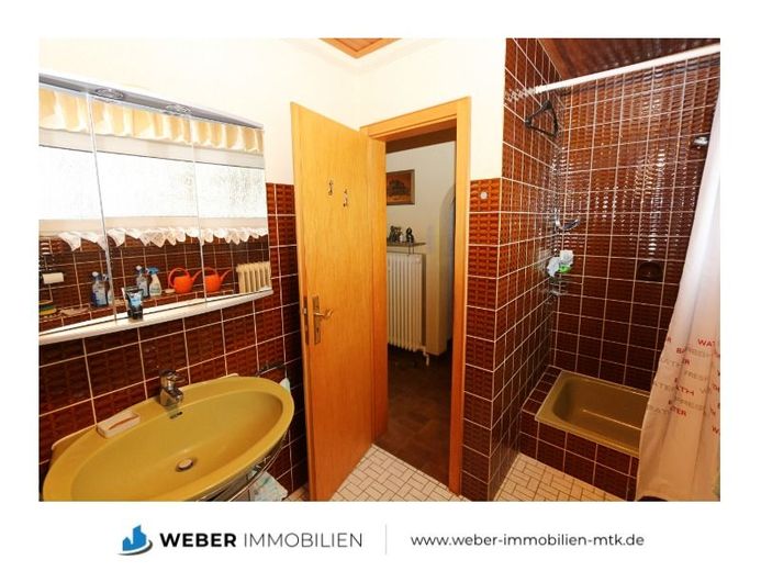 1-2 Generationenhaus mit SONNEN-Garten in RUHIGER Seitenstraße von WEILBACH – Badezimmer EG