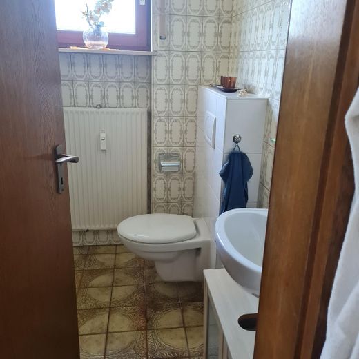 5 Zimmer Erdgeschoss-Wohnung mit Garten und separaten Eingang im OT Alzenau – Gäste-WC