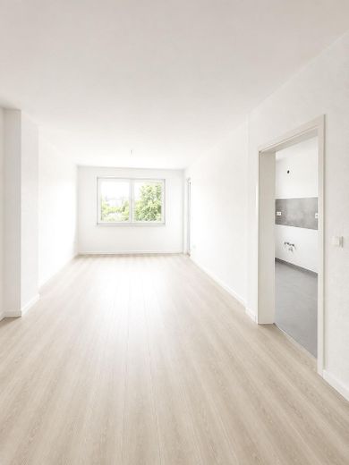 Modernized 3.5-room apartment with balcony and underfloor heating – Wohnzimmer 