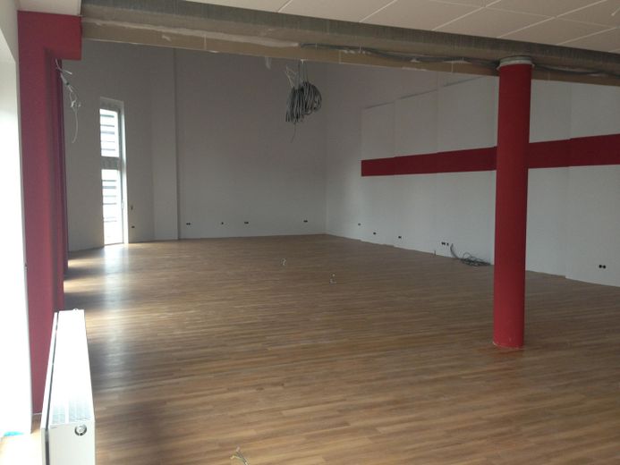 Immobile commerciale polivalente con showroom, capannone e unità abitativa a Heusenstamm – Ausstellung EG vor Einzug