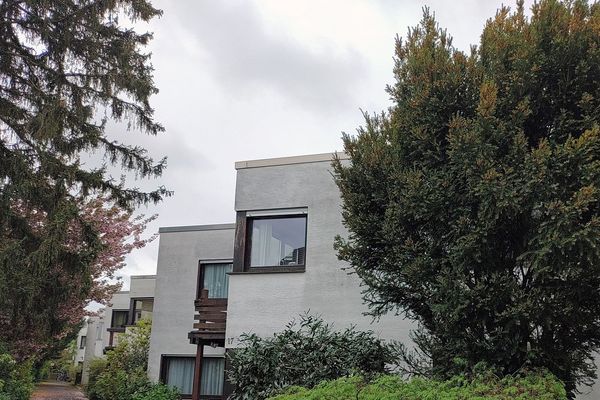 Amplia casa adosada entre medianeras con apartamento independiente y soleado jardín interior