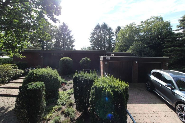 Individueller Flachdach-Bungalow mit Doppelgarage &amp; Parkähnlichem Grundstück in Schiffdorf-Sellstedt – 1 - Ansicht von der Zufahrt