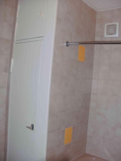 renov.bedürft. 3,5-Zi-Whg mit Balkon und EBK samt sep. DG-Whg. im Rohbau, in freundl. MFH in HN – Bad Einbauschrank