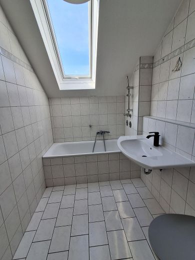 Zentral gelegene 4-Zimmer Maisonettewohnung mit 70m² Dachterrasse und Tiefgaragenstellplatz – Bad 