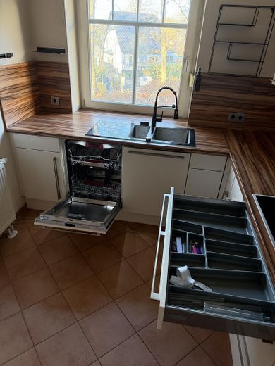 Barrierefreie 3,5-Zimmer-Wohnung in Sasel – Südwest-Balkon, Aufzug Tiefgarage, 2 TG-Plätze – Küche/Inneres