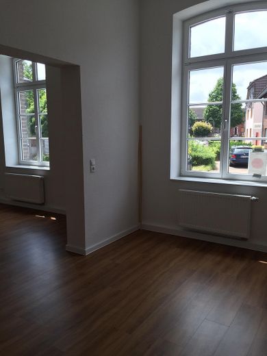 Vivere in un edificio tutelato: appartamento per insegnante di 2 locali nella AHL SCHULL – Wohnzimmer Bild 3
