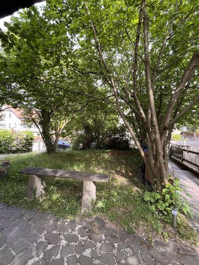 Gemütliche möblierte Wohnung mit Blick ins Grüne – Eingewachsener Garten