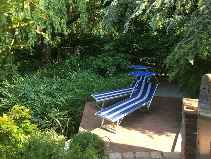 Am Waldrand gelegenes Einfamilienhaus mit ELW und parkähnlichem Garten – Schwimmteich mit Liegeplatz