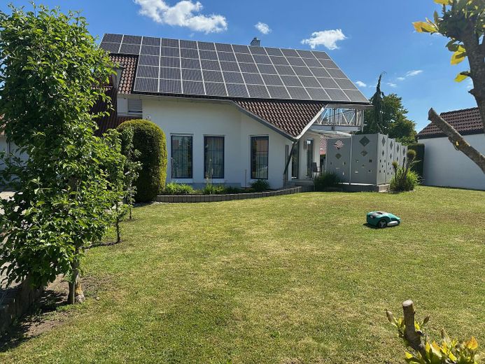 Vorgarten mit Wohnhaus