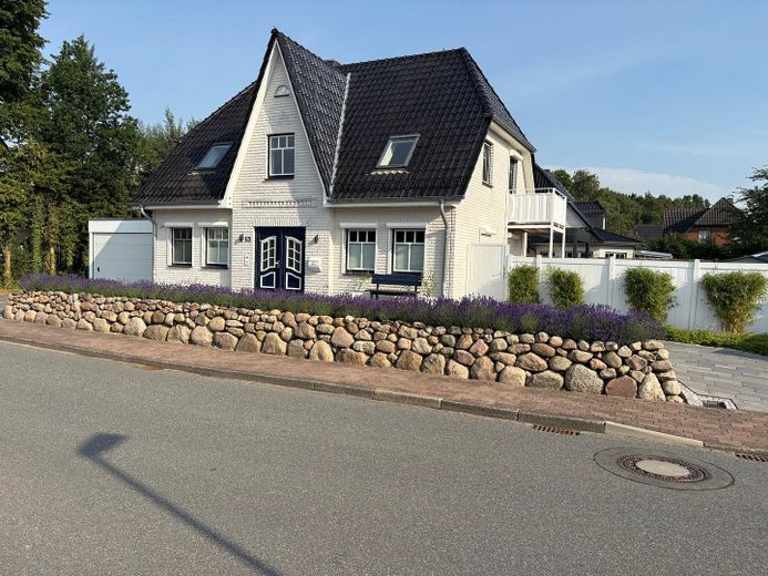 Güzel Fahrdorf’ta doğrudan Schlei manzaralı, huzur veren Friesenhaus (komisyonsuz) – Straßenansicht