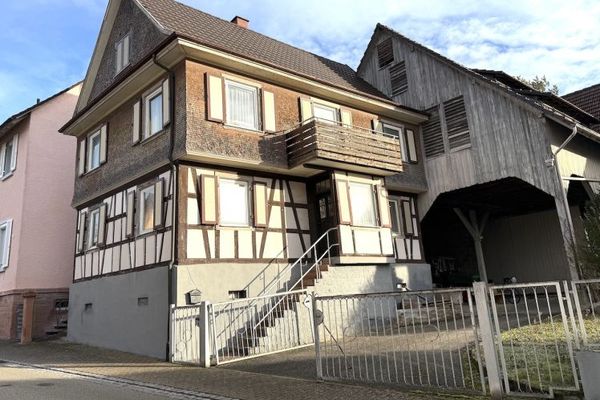 Casa a graticcio con grande terreno in posizione privilegiata a Friesenheim – il vostro progetto di ristrutturazione!