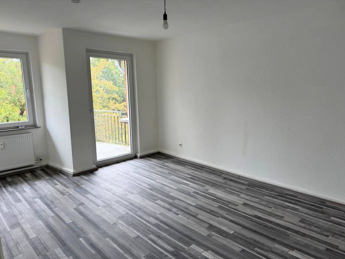 BALKON und Wannenbad: Moderne 3-Zimmer-Wohnung in naturnaher Wohnlage – Wohn- und Esszimmer