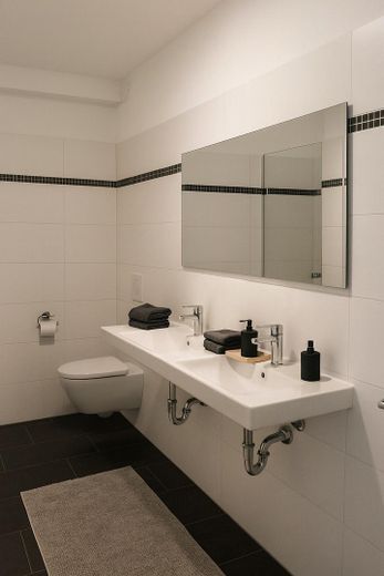 Moderne, großzügige 3-Zimmer-Wohnung in Hamburg-Borgfelde (Nähe St. Georg) zu vermieten – Bad 1