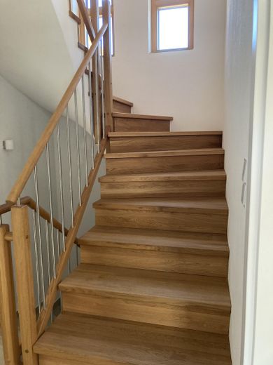 Ampia casa unifamiliare luminosa e inondata di luce – Treppe zum OG