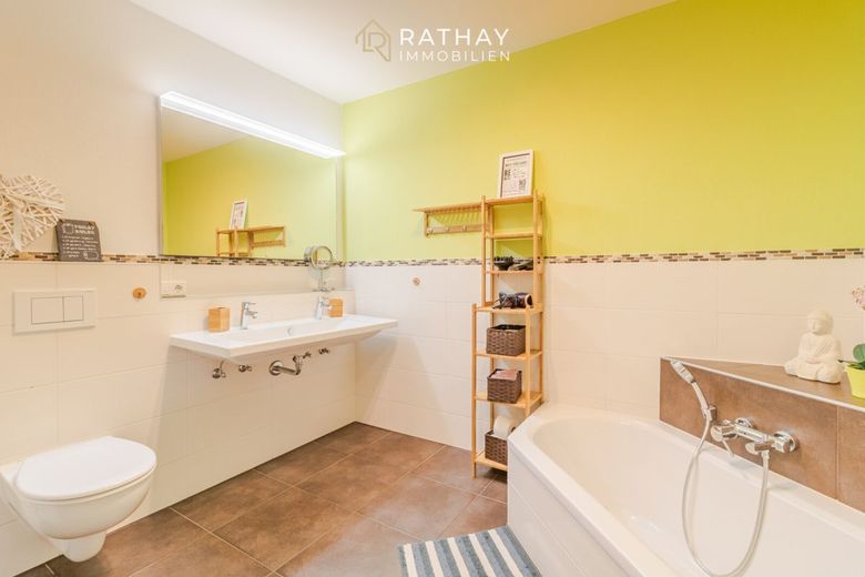 Hochwertige Erdgeschosswohnung mit eigenem Garten, Terrasse und drei Stellplätzen – Badezimmer