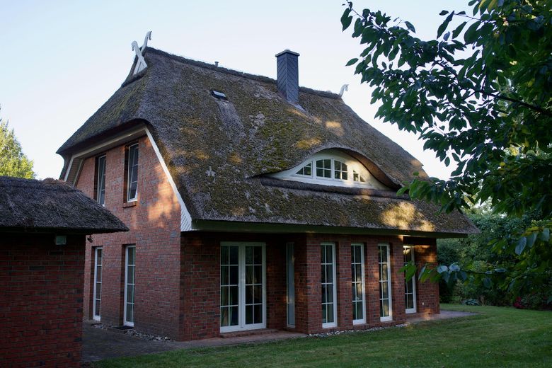 provisionsfrei: Reetdachhaus auf Traumgrundstück mit Meernähe & Ferienhaus-Potenzial – Südrügen – Ansicht Haus