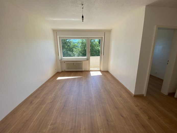 Top- Lage, schöne, ca. 53 qm Wohnung, 2 Zi.+je 1 Balkon+alle Räume mit Fenster – Wohnzimmer/Küche