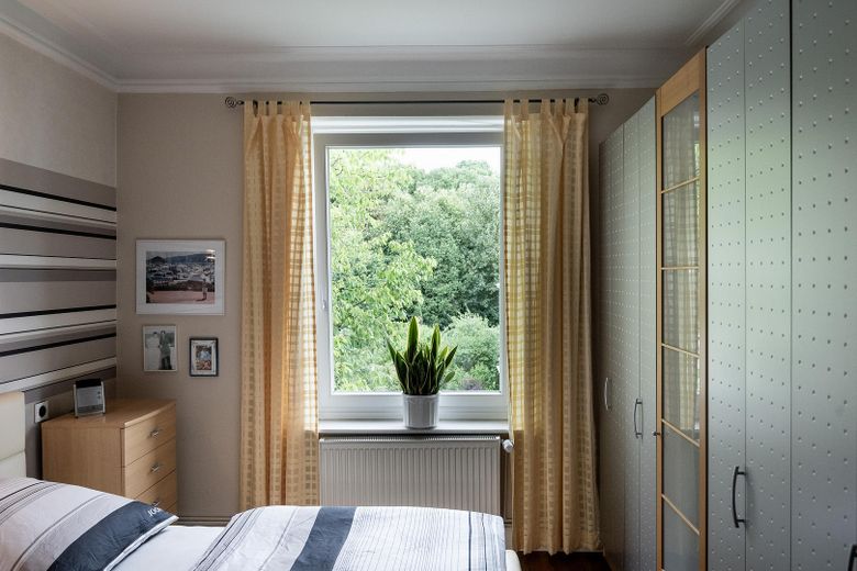 Bellissimo appartamento d'epoca in Ulmenstraße presso Stadtpark - da privato – Schlafzimmerausblick ins Grüne
