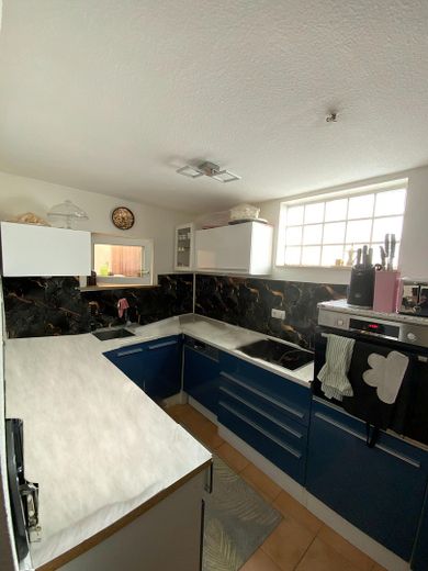 3-Zimmer-Wohnung mit Balkon in zentraler Lage – Küche (KI bearbeitet)
