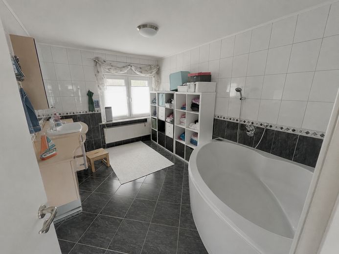 Architekten-Bungalow mit großem Grundstück und Baupotenzial – Großes Badezimmer 