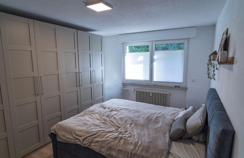 Einziehen und wohlfühlen: komplett sanierte 3-Zimmer-Wohnung mit Balkon und Garage – Schlafzimmer