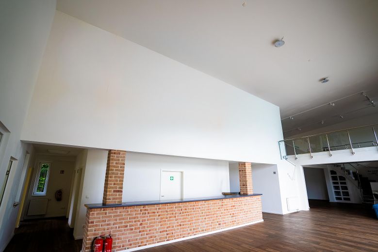 Repräsentive Gewerbeimmobilie mit Einliegerwohnung – Tresen