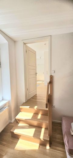 ruhige und helle 2-Zimmer-Wohnung in Toplage, bezugsfrei – Innentreppe Bild 1