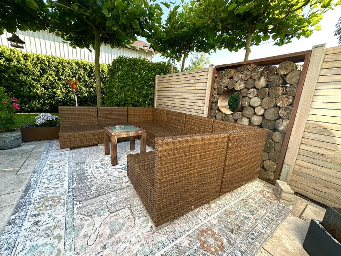 Neuw. Wohntraum mit Wellnessgarten in ruhiger Lage - Nahe A94 – Sitzecke Terrasse
