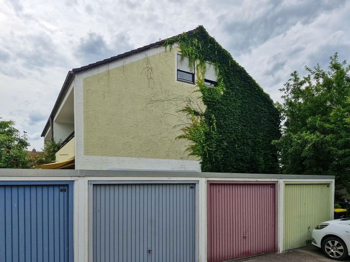 Giebelseite mit Garage rechts