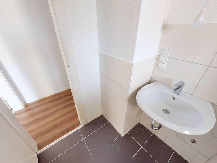 Zomer, zon, besparen: 2 netto koude huren cadeau! 2-kamerappartement met BALKON op loopafstand van de oever van de Main – Ansicht II: Bad