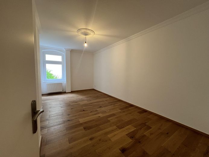 Stilvolle 3-Zimmer-Wohnung am Helmholtzplatz- frisch renoviert und bezugsfertig – Schlafzimmer 1