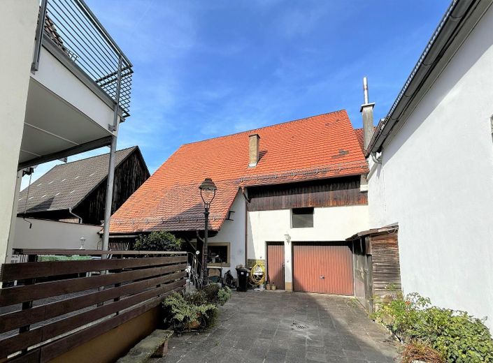 Hof, Blick zu Garage +Scheune 