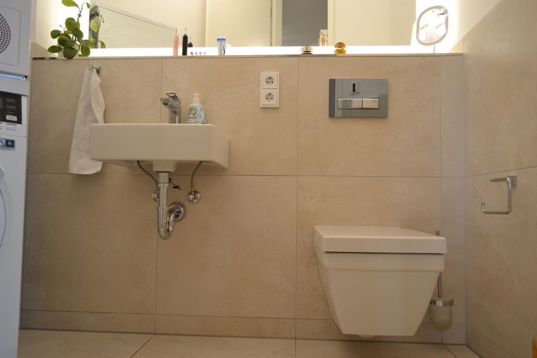 Beautiful 3-room apartment with a park view and plenty of sunlight in Riedberg, Frankfurt am Main – Gäste-WC