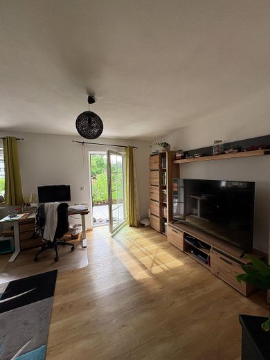 Zweifamilienhaus in Halblech, Ostallgäu – Wohnzimmer EG mit Gartenzugang