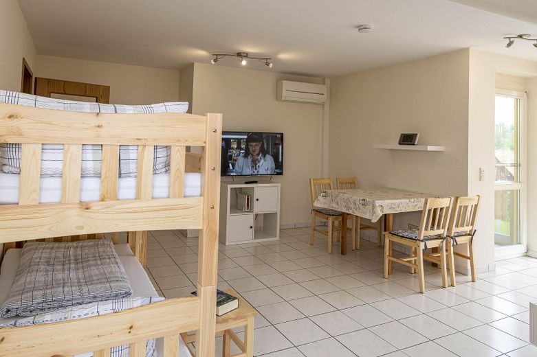 Genehmigte Ferienwohnung in Top-Lage von Rust | Nur ca. 300 m vom Europa-Park |  Bruttorendite 9,5 % – Wohn- und Schlafzimmer