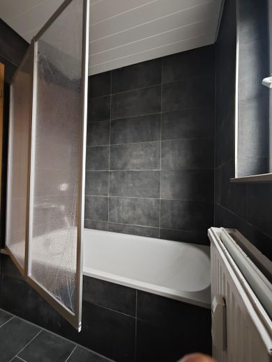 Moderno appartamento di 3 locali con balcone, cucina componibile e posto auto a Weinsberg – Photo 4