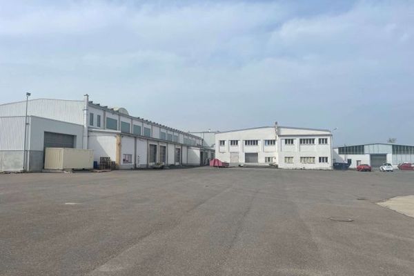 Yaklaşık 30.000 m² arsa üzerinde 3 depo binası, ofis binası, garajlar ve açık alanlar