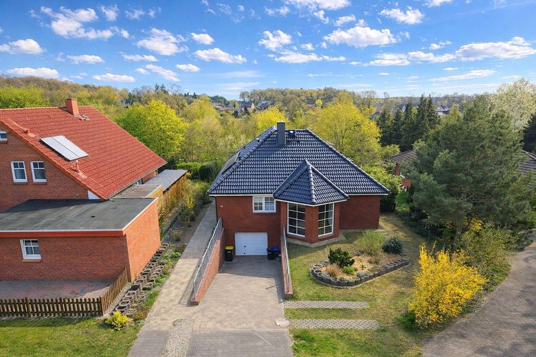 225 qm Familienglück auf 2 Ebenen + Toller Garten, Sauna & Kamin – Vogelperspektive
