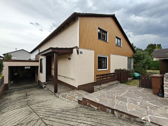 Maison mitoyenne bien entretenue en emplacement central – Hausfront