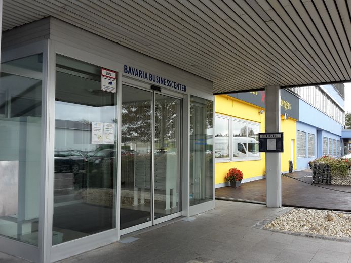Büro - Praxis - Kanzlei - Lager - barrierefrei - Größen von 16 m² bis 1500 m² – Haupteingang