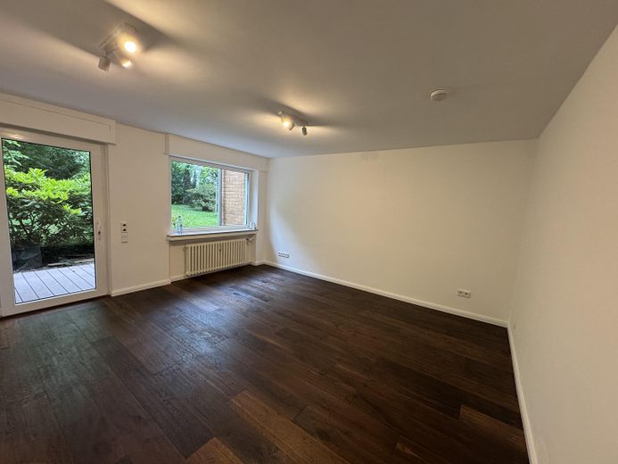 Wohnzimmer mit Blick ins Grüne
