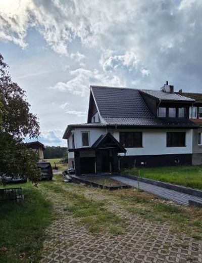 Semi-detached house with ancillary buildings, already partially renovated – Photo 1