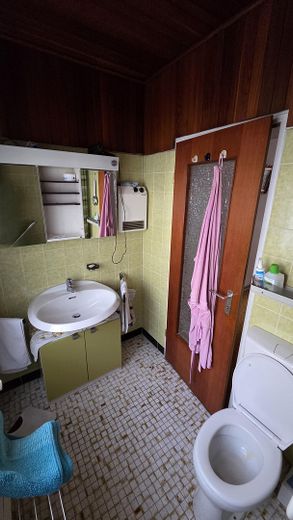Sin comisión: casa adosada intermedia en Colonia-Esch de particular – Bad 1. OG