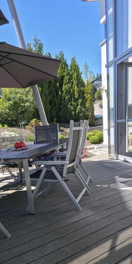 Hochwertiges Architektenhaus mit Wintergarten, Teich und 1.541 m² Grundstück in Albstadt-Tailfingen – Terrassenplatz