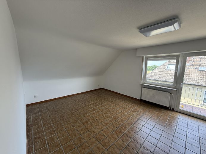 Helle 3-Zimmer-Wohnung mit schönem Ausblick in Hanau-Steinheim – Wohnzimmer Ansicht links