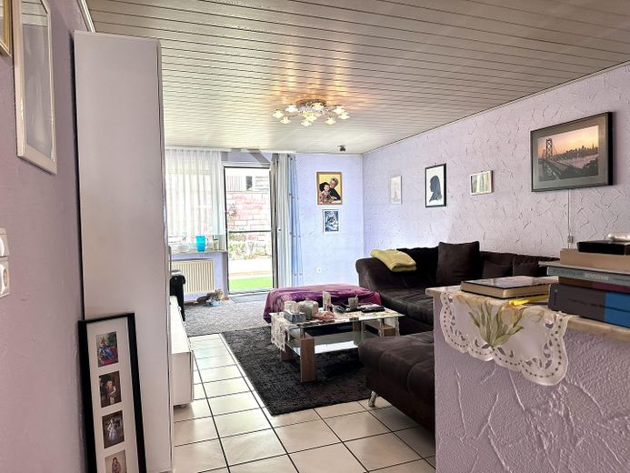 Örtülü teraslı, koi havuzlu bahçeli, garajlı ve park yeri bulunan güzel 5 odalı mutfaklı banyo/WC’li daire – aidat yok – Wohn-/Essbereich