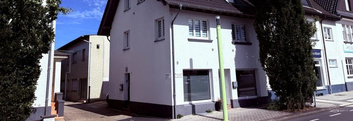 Edificio residencial y comercial en una ubicación céntrica de Lohmar – Frontansicht