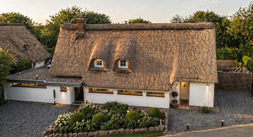 NEUER PREIS: Reetdachhaus mit 3 FeWos in SPO–sofort nutzbares Invest, bis zu 90.000 € Einnahme – Ansicht Hausfassade vorn
