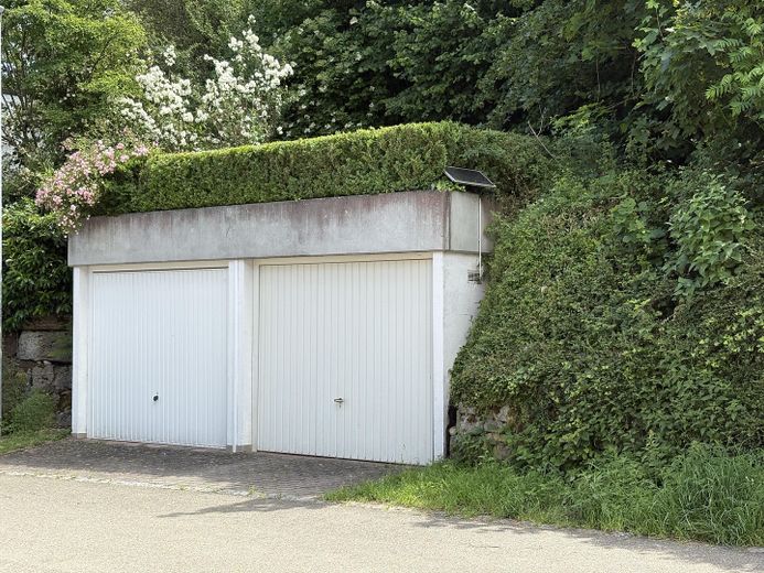 Spacieuse maison mitoyenne centrale à Geradstetten – Garagen